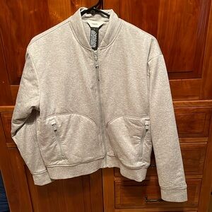 Vuori halo basin bomber jacket in pale gray. LNWOT. Washed and worn once.